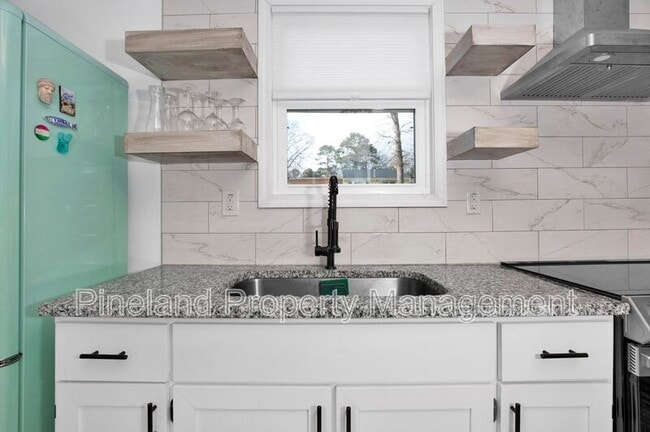 Building Photo - 506 Cross St