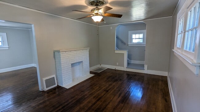 Building Photo - Newly renovated gem located in Akron
