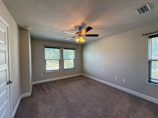 Building Photo - 3 bedroom 2.5 bath townhome tucked inside ...