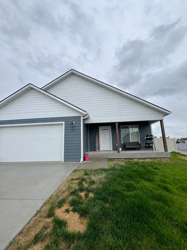 Building Photo - East Helena Rental