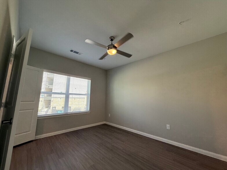 Building Photo - 3144 Gorge Way