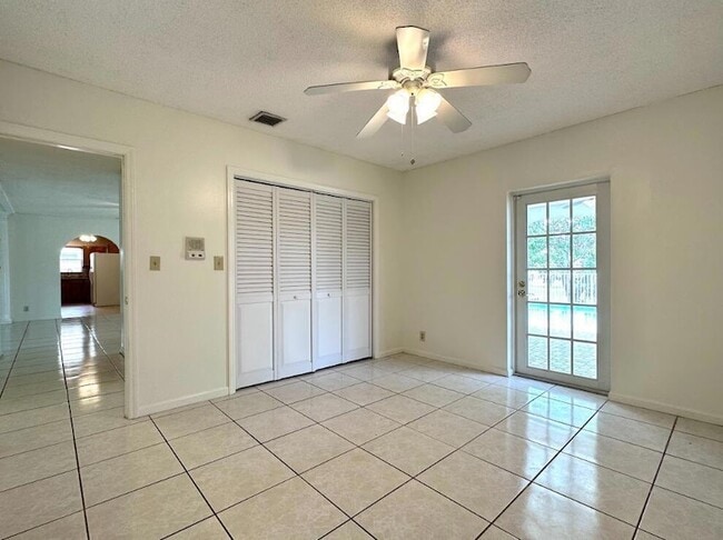 Building Photo - 1292 Essex Dr