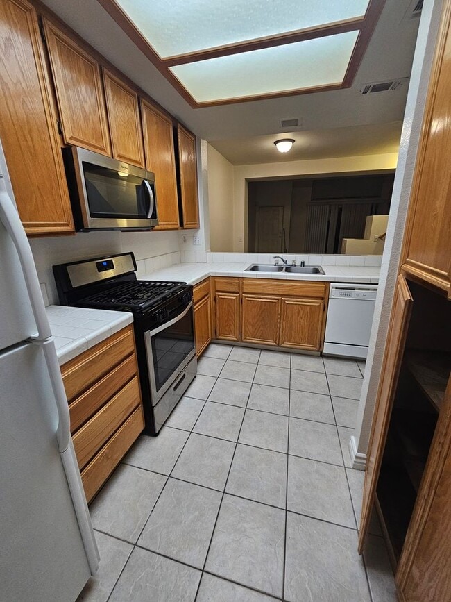 Building Photo - Gated Community~$2,595~ 2 Bed/2.5 Bath End Unit Townhome.