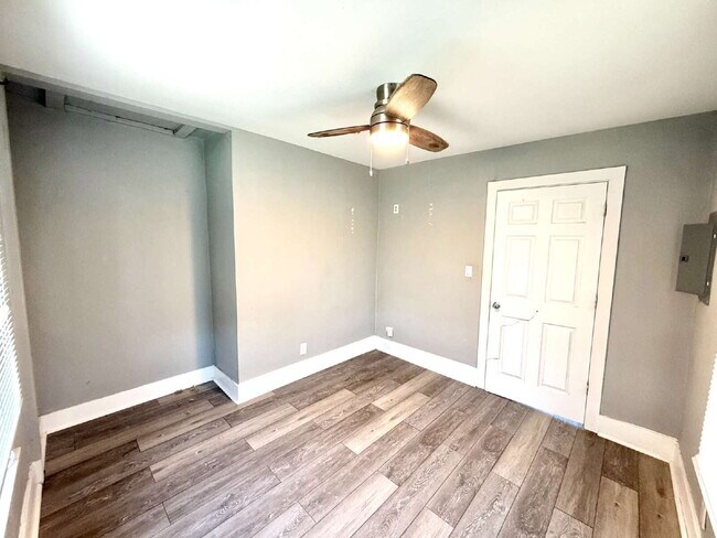 Building Photo - 2 bed, 1 Bath: Updated Inside!