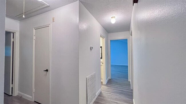 Building Photo - 7606 Eichler Dr