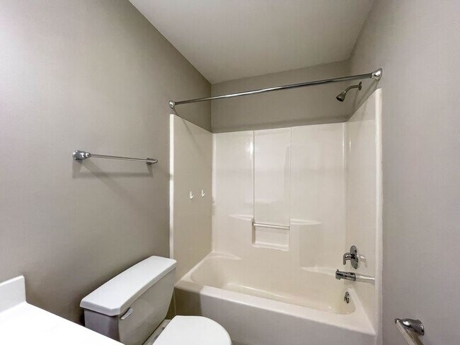 Building Photo - 406 Villas Ct