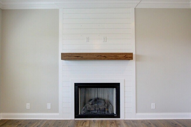 Building Photo - HUGE house in Farmington