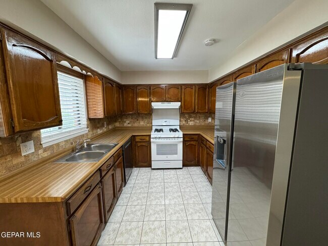 Building Photo - 701 Espolon Dr