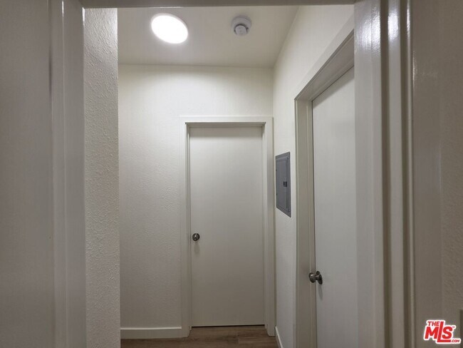 Building Photo - 827 9th St