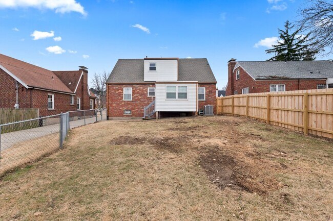 Building Photo - 5807 Columbia Ave