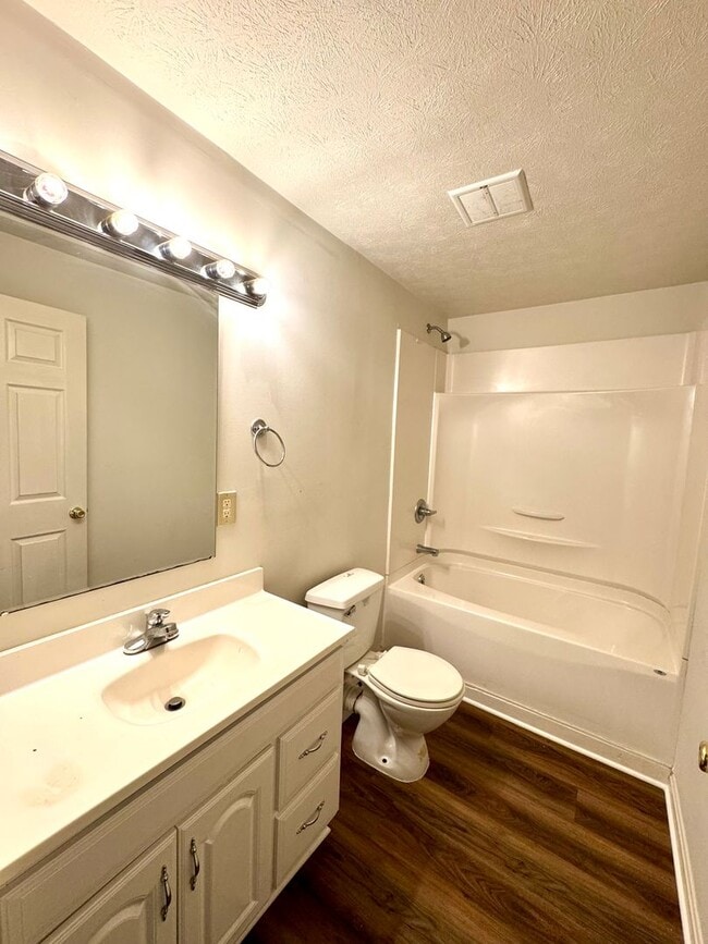 Building Photo - Duplex with Basement Garage for Rent