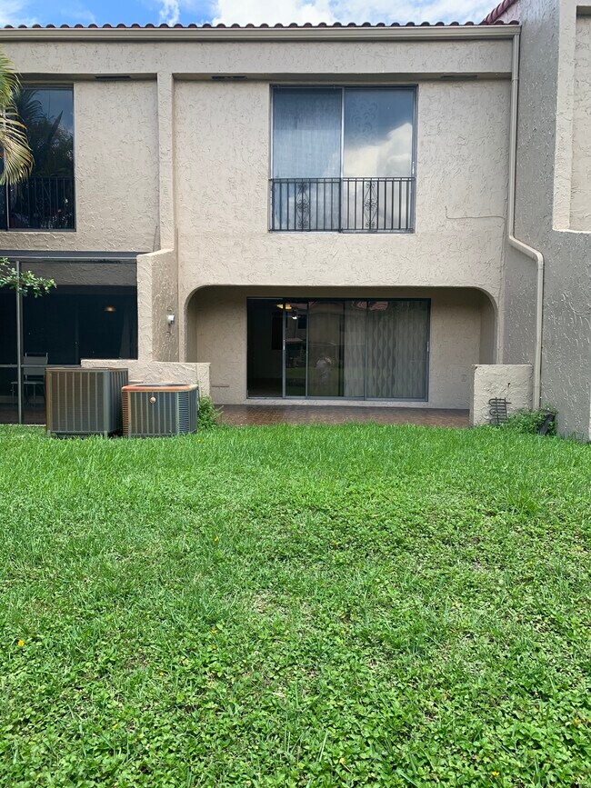 Building Photo - 3926 Estepona Ave