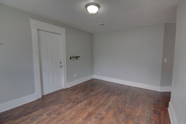 Building Photo - Upper level unit