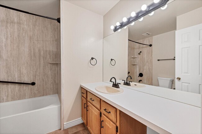 Building Photo - Bright & Spacious Townhome in Lakewood 2bd 2.5ba