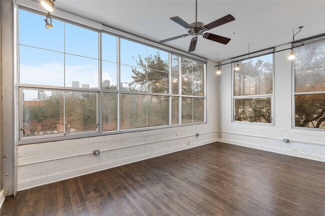 Building Photo - 1312 Live Oak St