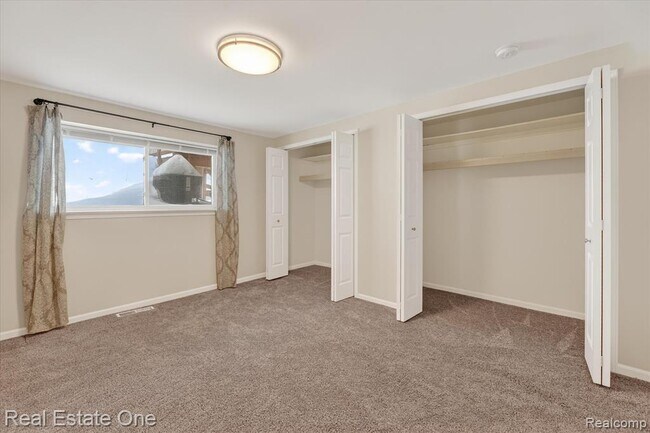 Building Photo - 874 N Main St