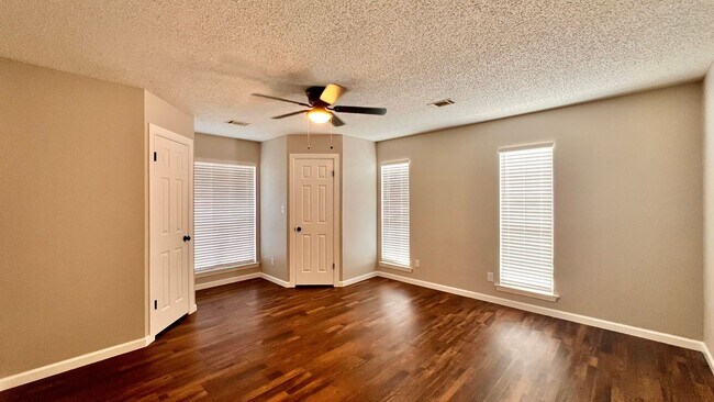 Building Photo - 490 Scott Ln