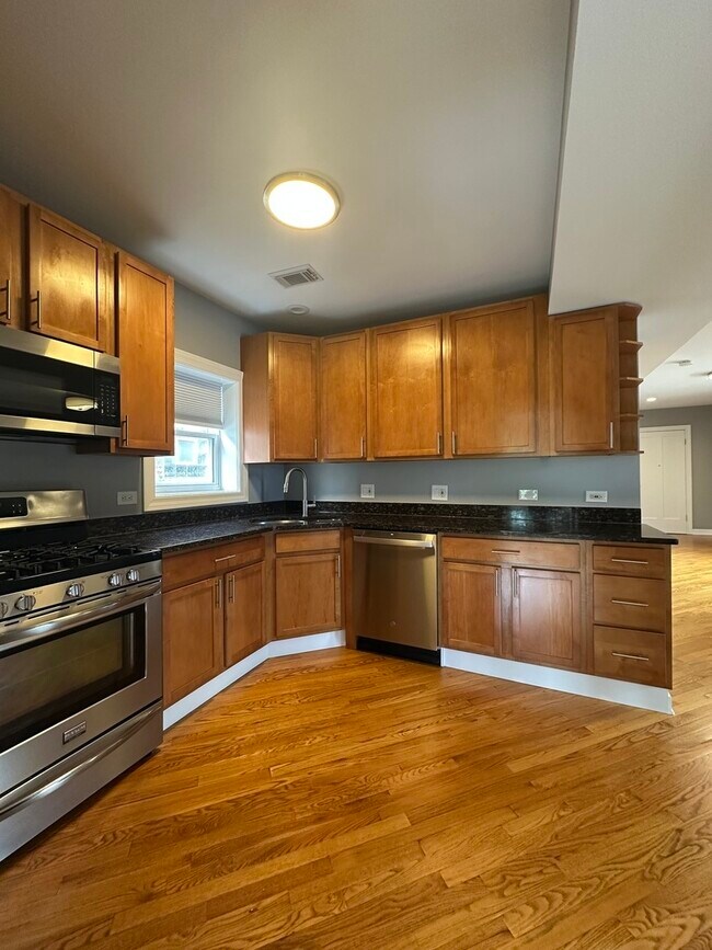 Building Photo - 5643 N Artesian Ave