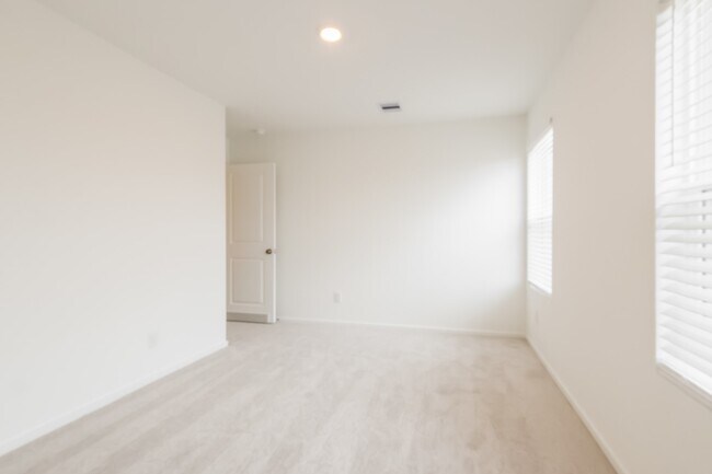 Building Photo - 303 Bush Mdw Ln