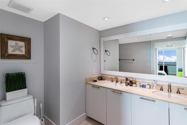 Building Photo - 1800 N Bayshore Dr