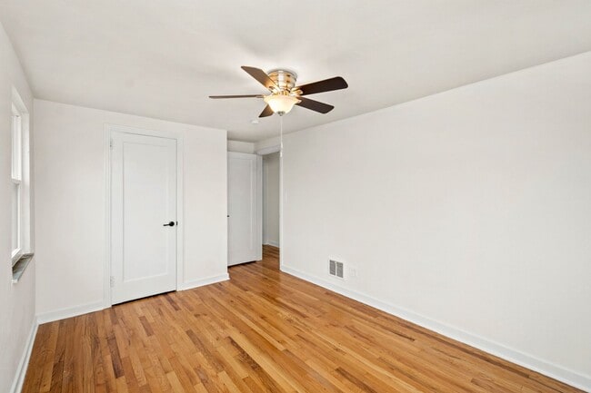 Building Photo - AVAILABLE JULY 1ST!! Don't miss this STUNNING 3 BEDROOM IN MCCANDLESS!!