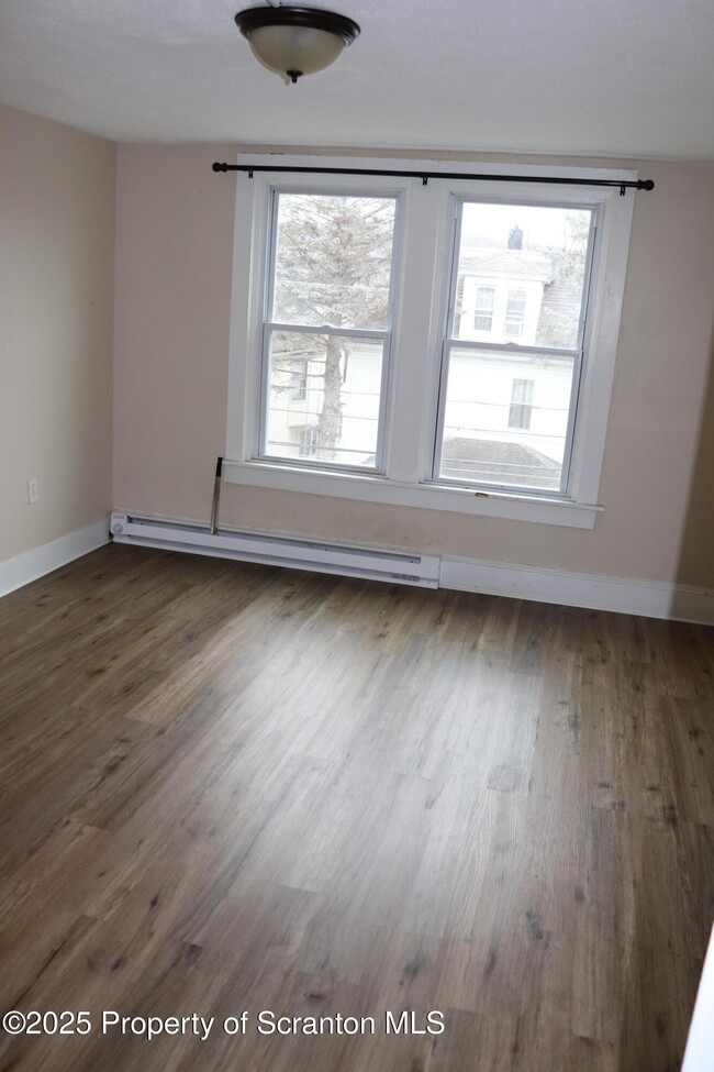 Building Photo - 105 Sambourne St