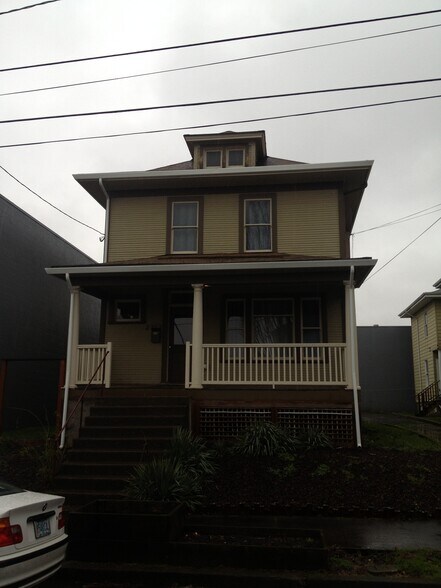 Building Photo - 2717 SE 15th Ave., Lower