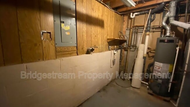 Building Photo - 105 Bedford Farm Cir