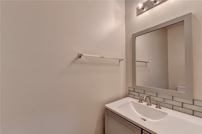 Building Photo - 522 Suwanee Oaks Dr NE