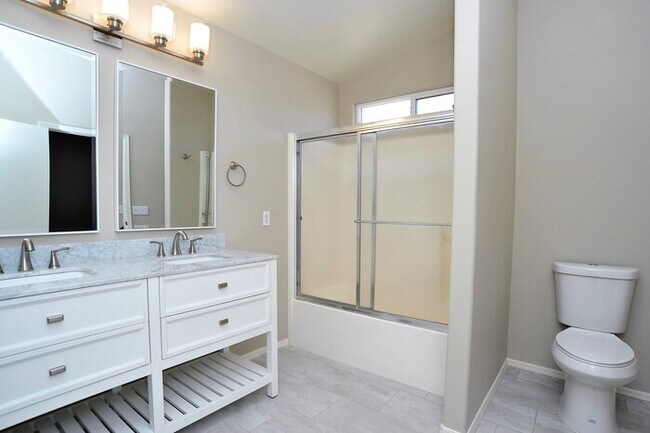 Building Photo - All tile 4 bedroom home in Oro Valley!