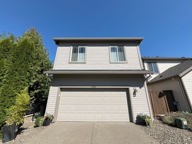 Building Photo - Modern 4-Bedroom End Unit with Community A...