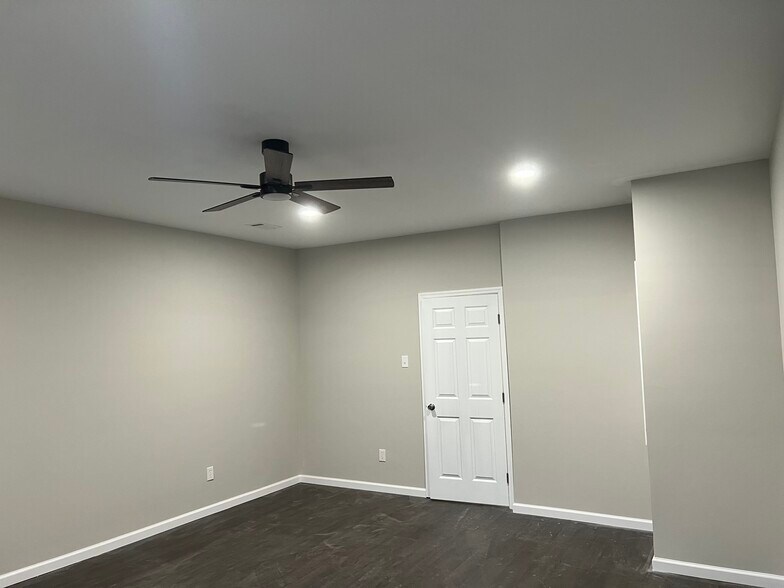 Building Photo - 801 S Houston Lake Rd