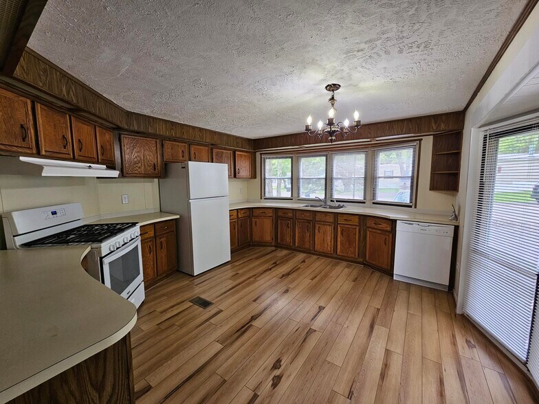 Building Photo - 224 Blossom Ln