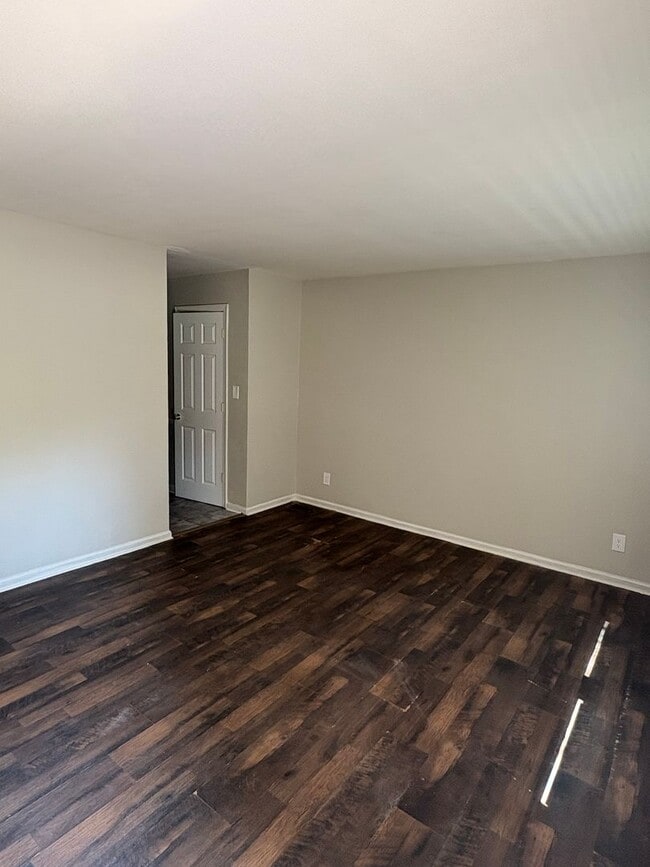 Building Photo - Spacious 5Bedroom 2 Bathroom House