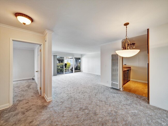 Building Photo - 367 Eden Roc Dr