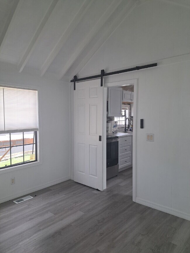 Building Photo - Nicely Redone 1/1 on Center Lake