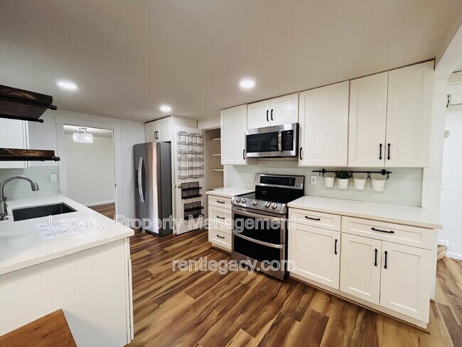 Building Photo - 493 Dahlia St