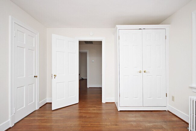 Building Photo - Student-Friendly Home in Desirable Univers...