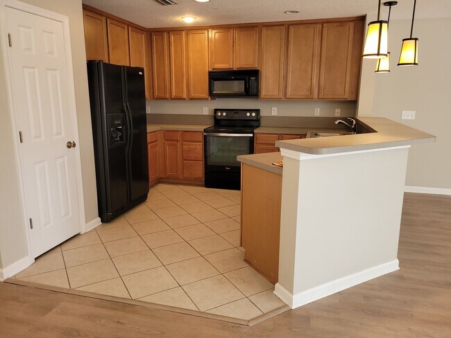 Building Photo - 301 Cherry Way