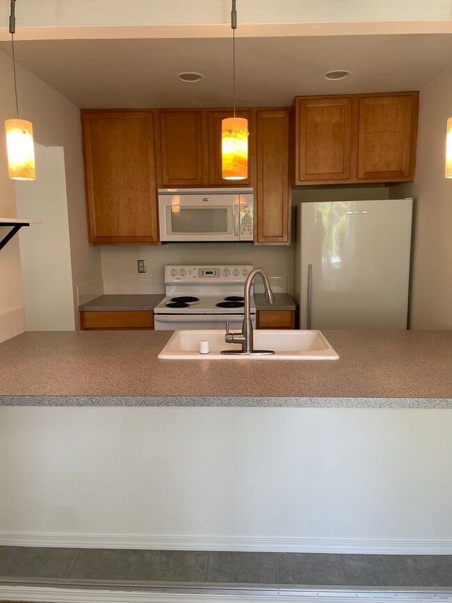 Primary Photo - Cozy Bellevue One Bedroom Available Beginn...