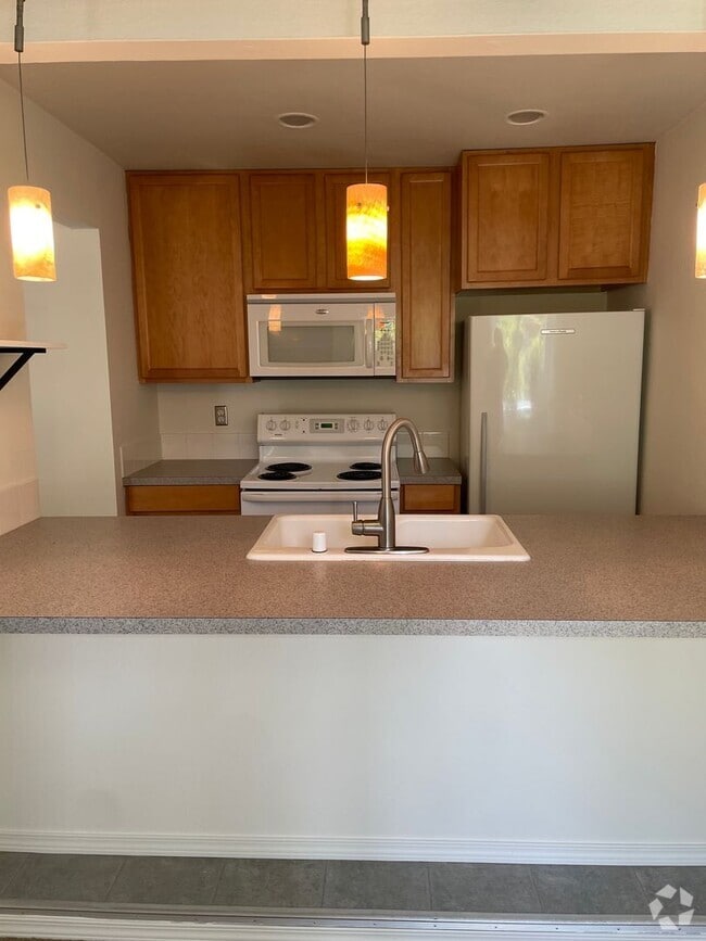 Building Photo - Cozy Bellevue One Bedroom Available Beginn...