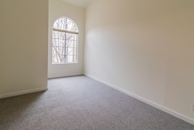 Building Photo - Beautiful 2 Bed, 2.5 Bath Two-Story Townhome in Belsera