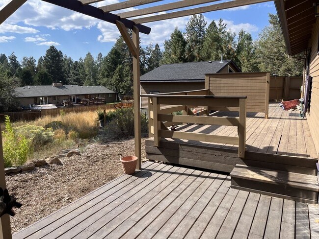 Building Photo - SEASONAL FURNISHED SHORT TERM RENTAL Offer...
