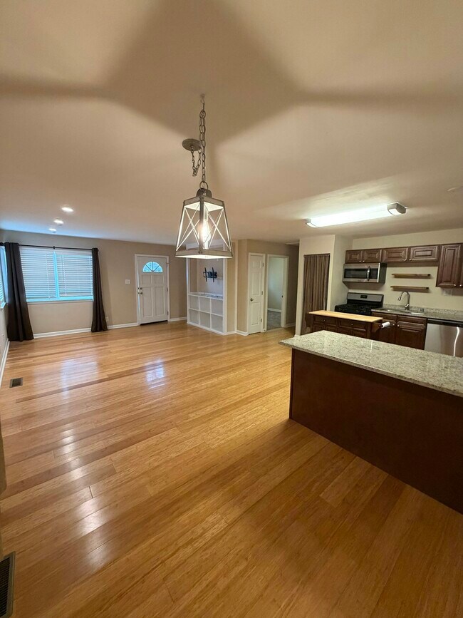 Building Photo - 2403 Meadow Dr