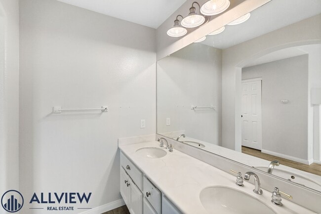 Building Photo - Updated 3 Bed, 2.5 Bath Home Available in ...