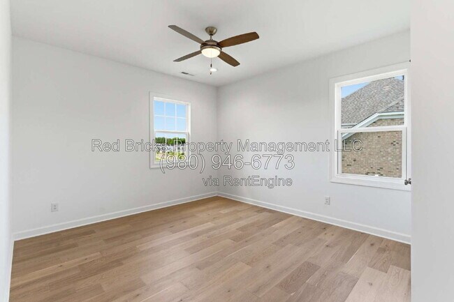 Building Photo - 4016 Dahlia Dr