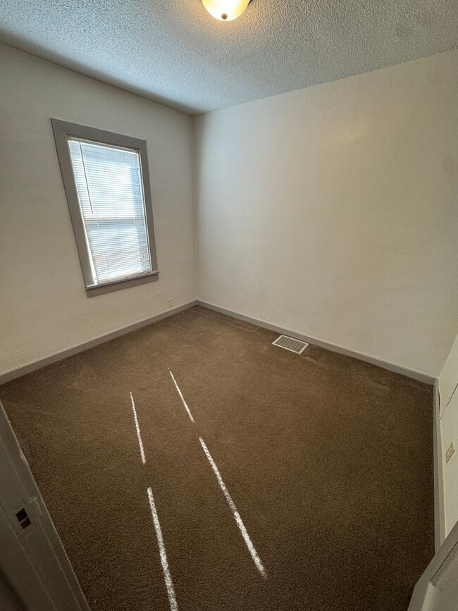 Building Photo - Main level house available for rent