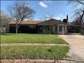 Building Photo - Central Bossier Stunner