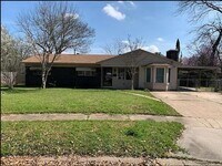 Building Photo - Central Bossier Stunner