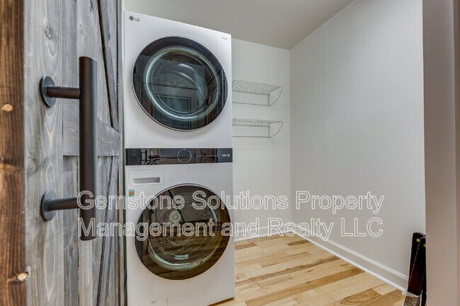 Building Photo - 221 Adams Ct